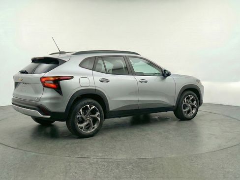Used 2025 Chevrolet Trax LT FWD image 9