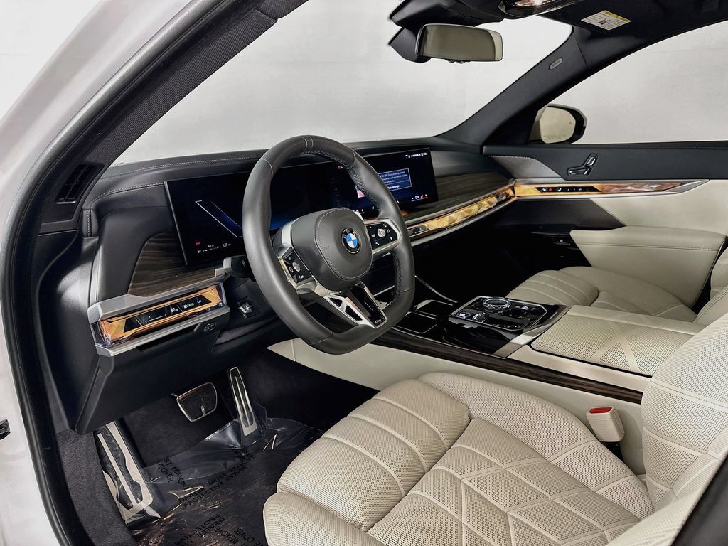 Used 2024 BMW 760i xDrive w/ Premium Package 2 AWD/4WD image 9
