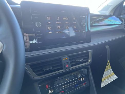 New 2026 Volkswagen Taos SE image 18