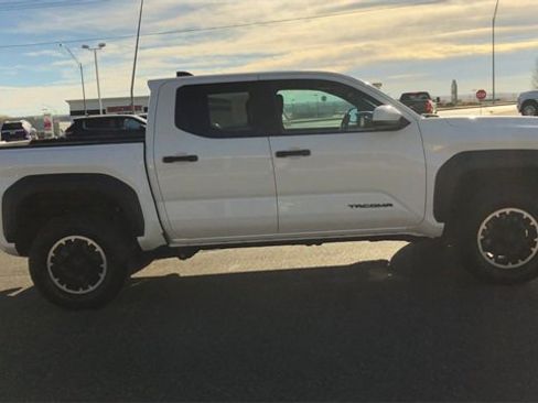 Used 2024 Toyota Tacoma TRD Off-Road image 9
