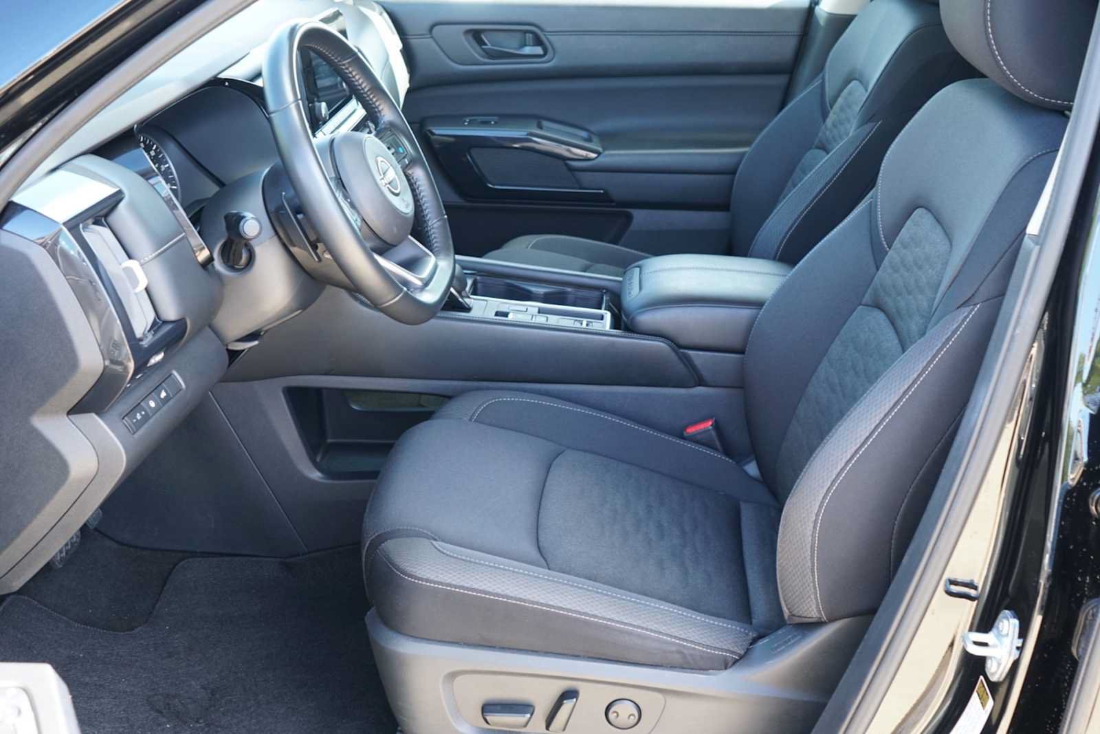 Used 2025 Nissan Pathfinder SV FWD image 8