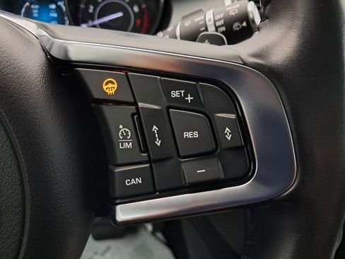 Used 2020 Jaguar E-PACE SE image 12