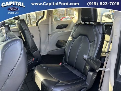 Used 2024 Chrysler Pacifica Touring-L image 16