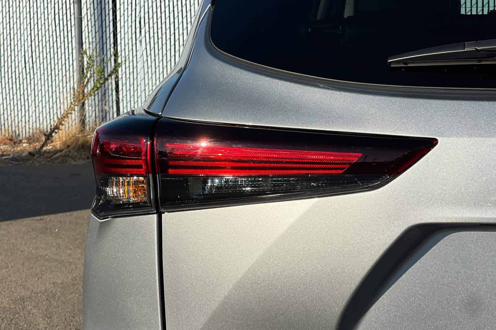 Used 2025 Toyota Highlander Platinum AWD/4WD image 23