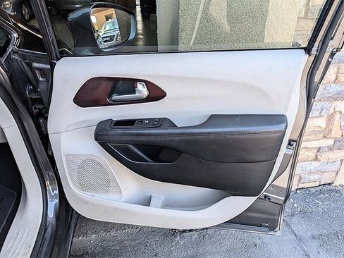 Used 2017 Chrysler Pacifica Limited w/ UConnect Theater Package FWD image 30