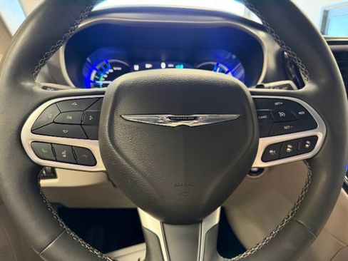 Used 2024 Chrysler Pacifica Limited FWD image 21