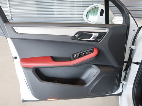 Used 2025 Porsche Macan S image 23