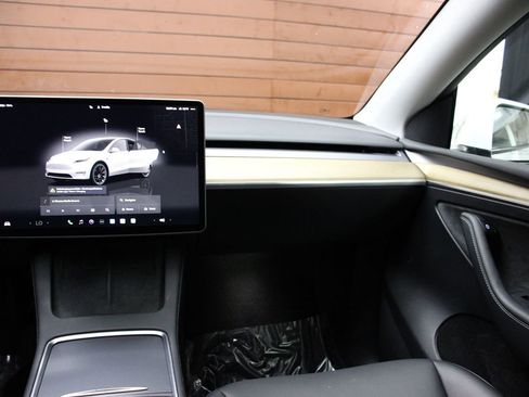 Used 2023 Tesla Model Y Long Range image 3