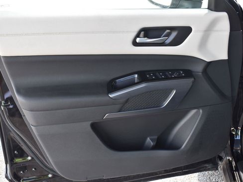 Used 2025 Nissan Pathfinder SL FWD image 21