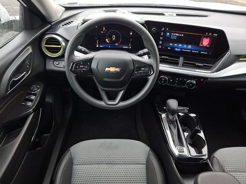 Used 2025 Chevrolet Trax LT FWD image 2