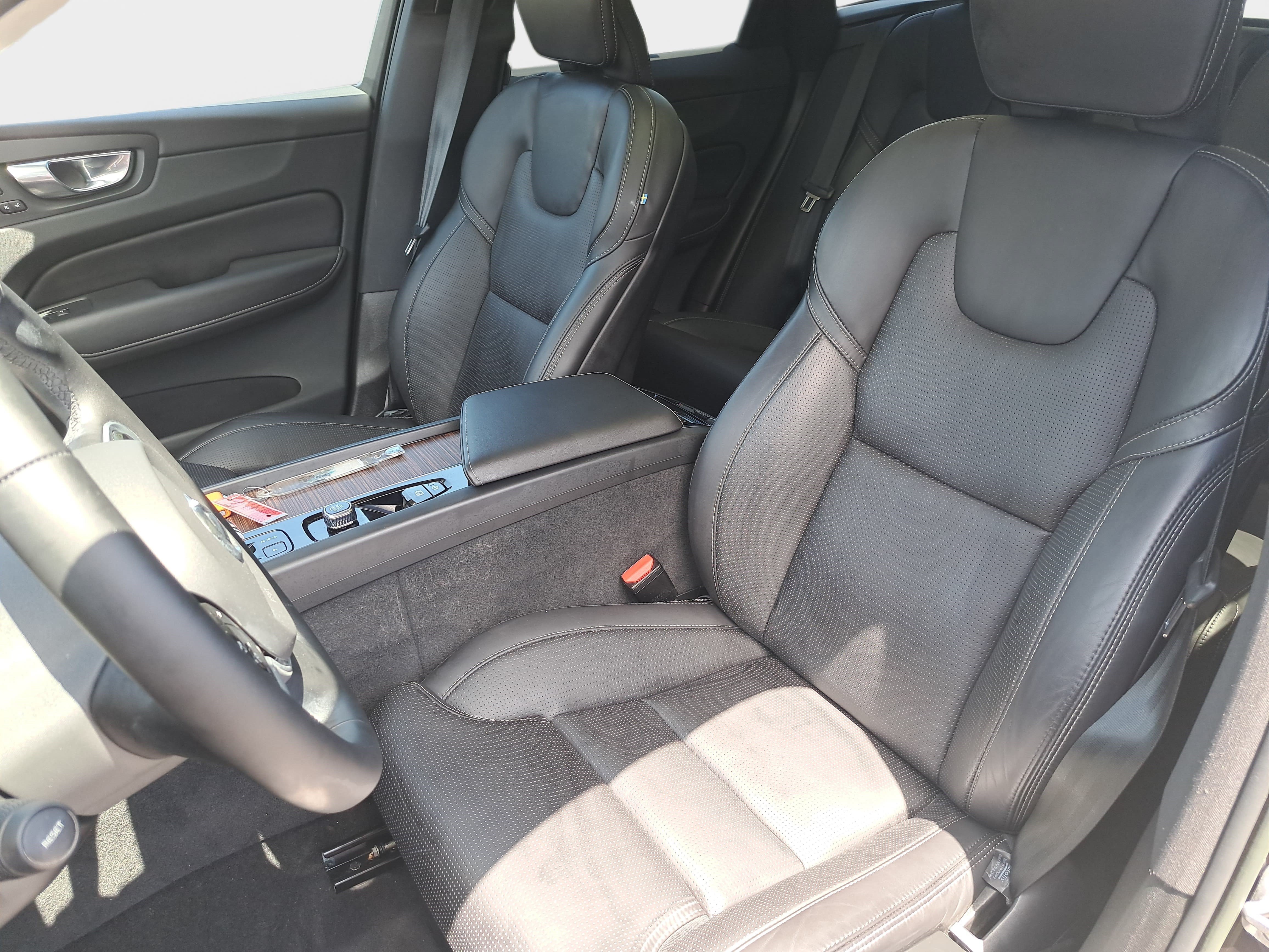 Used 2023 Volvo XC60 B5 Ultimate w/ Climate Package FWD image 15