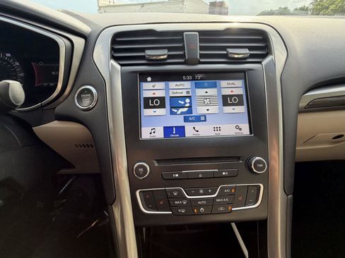 Used 2017 Ford Fusion SE w/ Fusion SE Technology Package FWD image 16