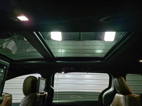 Used 2021 Chrysler Pacifica Limited w/ Uconnect Theater Family Group FWD image 19