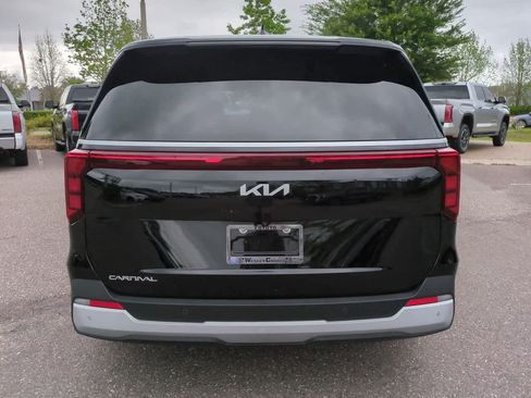 Used 2025 Kia Carnival FWD image 5