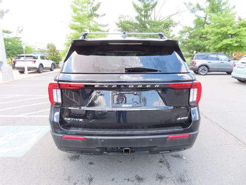 Used 2025 Ford Explorer Active AWD/4WD image 7