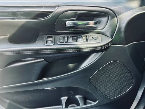 Used 2018 Dodge Grand Caravan SE FWD image 25
