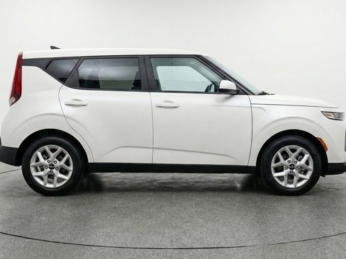 Used 2025 Kia Soul LX w/ LX Technology Package FWD image 11