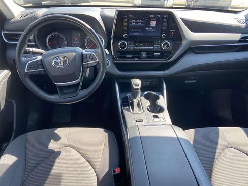 Used 2022 Toyota Highlander LE FWD image 12