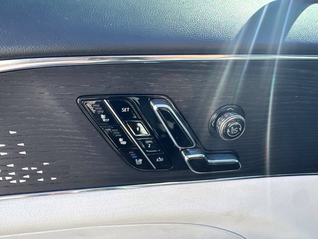 Used 2023 Cadillac Lyriq 2WD image 14