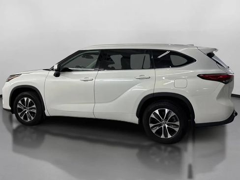 Used 2022 Toyota Highlander XLE AWD/4WD image 5