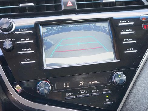 Used 2019 Toyota Camry SE FWD image 16