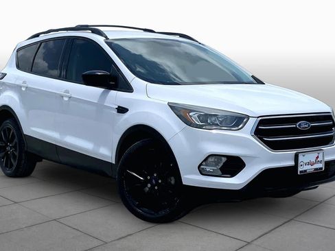 Used 2017 Ford Escape SE w/ SE Sport Appearance Package FWD image 3