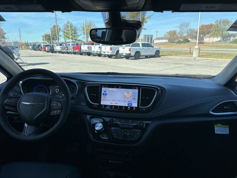 New 2026 Chrysler Pacifica Select image 2