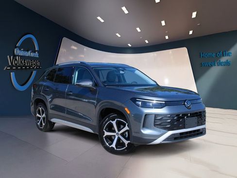 Certified 2025 Volkswagen Tiguan SE FWD image 1