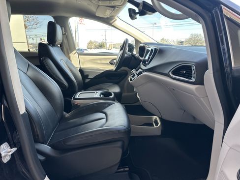 Used 2024 Chrysler Pacifica Touring-L image 14