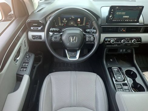 Used 2025 Honda Pilot Elite image 13