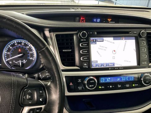 Used 2018 Toyota Highlander Limited image 19