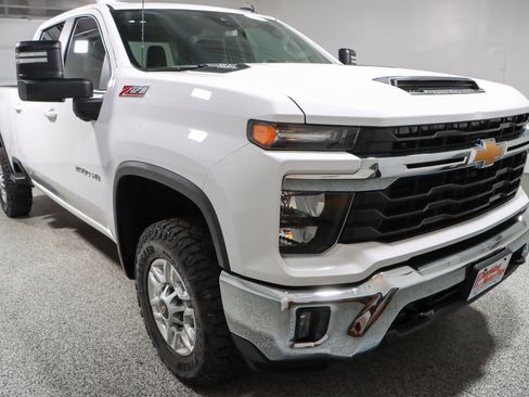 Used 2024 Chevrolet Silverado 2500 LT w/ Convenience Package AWD/4WD image 5