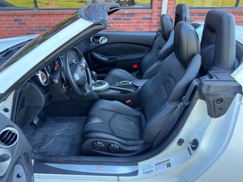 Used 2010 Nissan 370Z Touring RWD image 15