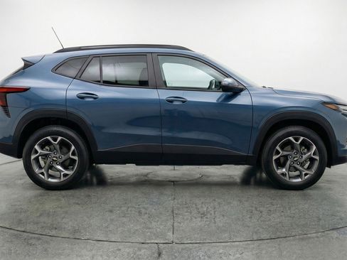 Used 2025 Chevrolet Trax LT image 11