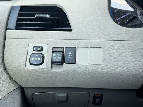 Used 2011 Toyota Sienna XLE w/ Entertainment Pkg AWD/4WD image 17