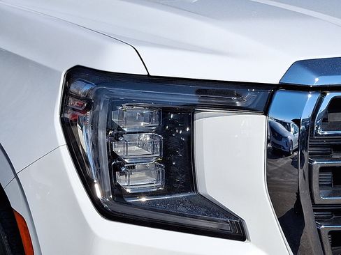 Used 2022 GMC Yukon SLT w/ SLT Premium Package image 9