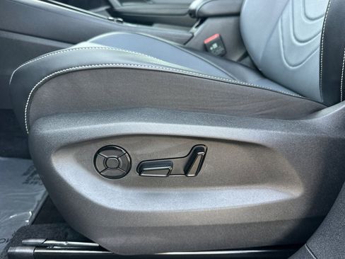 Used 2025 Volkswagen Tiguan SE FWD image 13