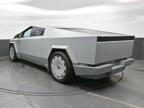 Used 2024 Tesla Cybertruck AWD Crew Cab image 10