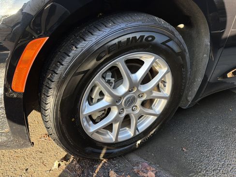 Used 2024 Chrysler Pacifica Touring-L image 11