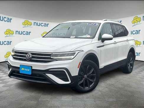 Used 2023 Volkswagen Tiguan SE image 3
