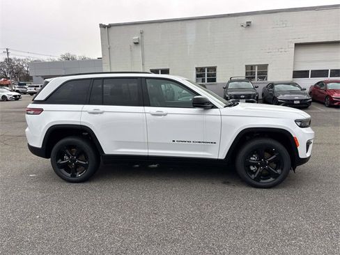 New 2025 Jeep Grand Cherokee Limited w/ Black Appearance Package image 2