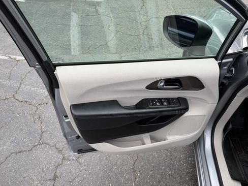 Used 2020 Chrysler Voyager L FWD image 39