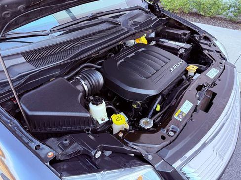 Used 2015 Chrysler Town & Country Touring image 32