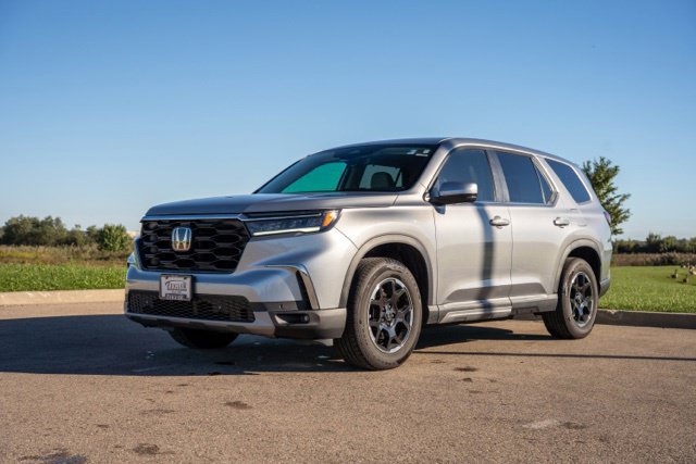 Used 2025 Honda Pilot EX-L image 3