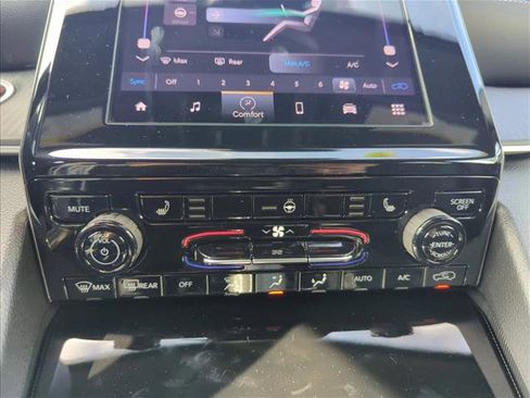 New 2025 Jeep Grand Cherokee Altitude image 11