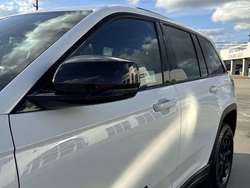New 2025 Jeep Grand Cherokee Altitude image 6