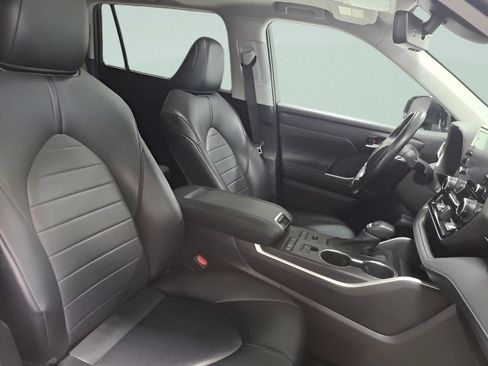 Used 2021 Toyota Highlander XLE AWD/4WD image 14