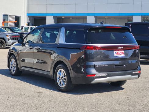 Used 2022 Kia Carnival LX image 4