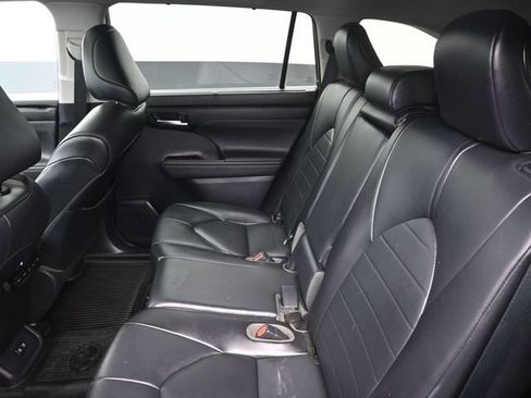 Certified 2021 Toyota Highlander XLE image 24