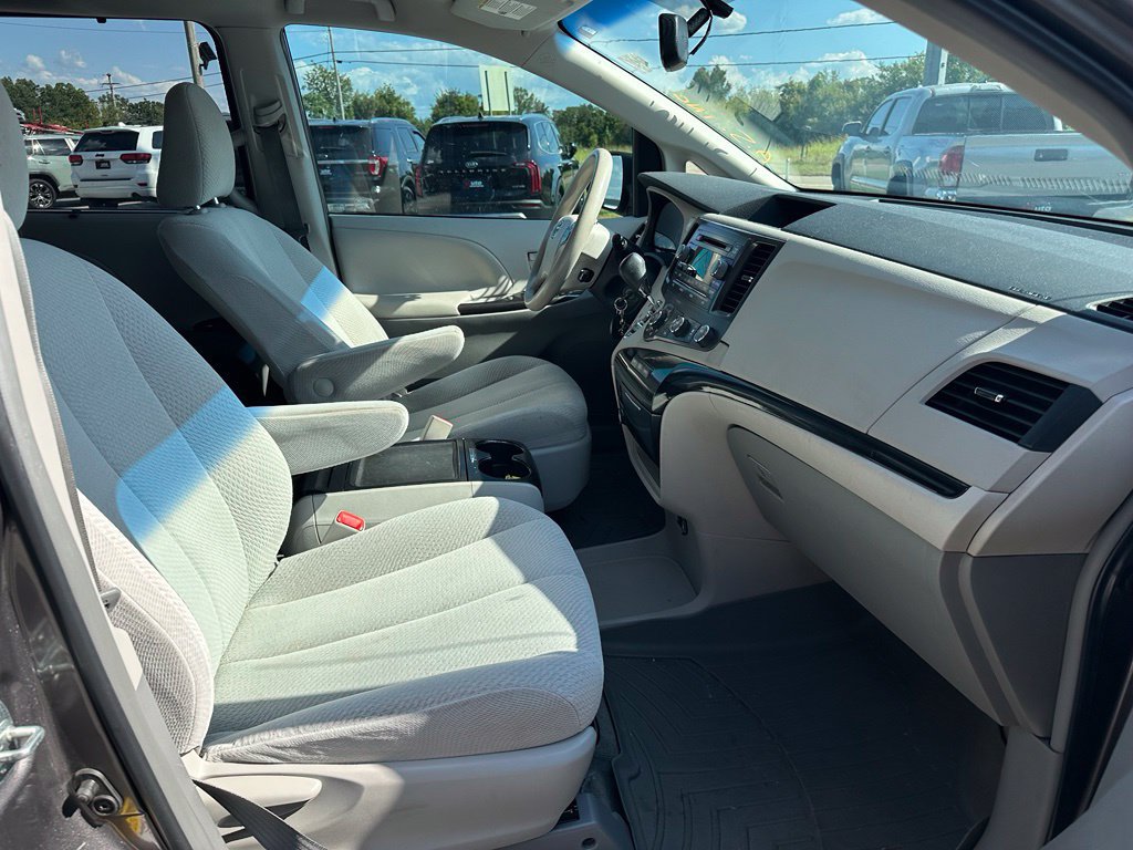 Used 2012 Toyota Sienna LE FWD image 6